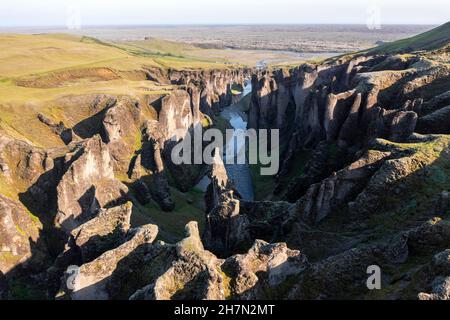 Luftaufnahme des Fanaorargljufur Canyon, tiefe Schlucht, Tuffsteinfelsen, nahe Kirkjubaer an der Südküste, Südisland, Island Stockfoto