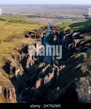 Luftaufnahme des Fanaorargljufur Canyon, tiefe Schlucht, Tuffsteinfelsen, nahe Kirkjubaer an der Südküste, Südisland, Island Stockfoto