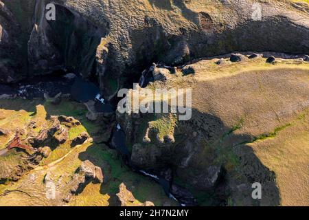 Luftaufnahme des Fanaorargljufur Canyon, tiefe Schlucht, Tuffsteinfelsen, nahe Kirkjubaer an der Südküste, Südisland, Island Stockfoto