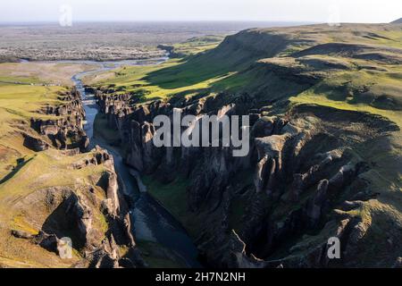 Luftaufnahme des Fanaorargljufur Canyon, tiefe Schlucht, Tuffsteinfelsen, nahe Kirkjubaer an der Südküste, Südisland, Island Stockfoto