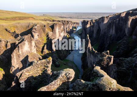 Luftaufnahme des Fanaorargljufur Canyon, tiefe Schlucht, Tuffsteinfelsen, nahe Kirkjubaer an der Südküste, Südisland, Island Stockfoto