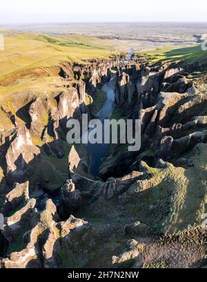 Luftaufnahme des Fanaorargljufur Canyon, tiefe Schlucht, Tuffsteinfelsen, nahe Kirkjubaer an der Südküste, Südisland, Island Stockfoto