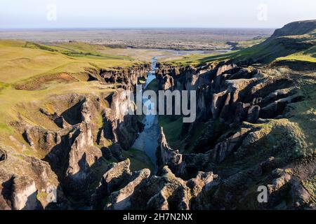 Luftaufnahme des Fanaorargljufur Canyon, tiefe Schlucht, Tuffsteinfelsen, nahe Kirkjubaer an der Südküste, Südisland, Island Stockfoto