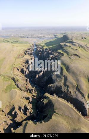 Luftaufnahme des Fanaorargljufur Canyon, tiefe Schlucht, Tuffsteinfelsen, nahe Kirkjubaer an der Südküste, Südisland, Island Stockfoto