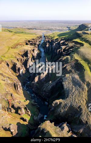 Luftaufnahme des Fanaorargljufur Canyon, tiefe Schlucht, Tuffsteinfelsen, nahe Kirkjubaer an der Südküste, Südisland, Island Stockfoto