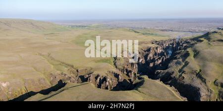 Luftaufnahme des Fanaorargljufur Canyon, tiefe Schlucht, Tuffsteinfelsen, nahe Kirkjubaer an der Südküste, Südisland, Island Stockfoto