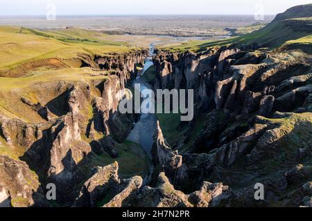 Luftaufnahme des Fanaorargljufur Canyon, tiefe Schlucht, Tuffsteinfelsen, nahe Kirkjubaer an der Südküste, Südisland, Island Stockfoto