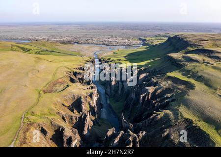 Luftaufnahme des Fanaorargljufur Canyon, tiefe Schlucht, Tuffsteinfelsen, nahe Kirkjubaer an der Südküste, Südisland, Island Stockfoto