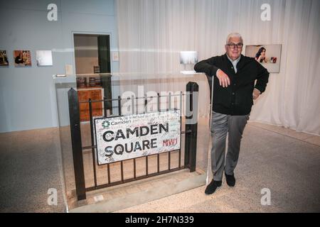 London UK 24 November 2021 Mitch Winehouse Amy's Dad neben Camden Square Schild von der Straße, in der Amy zum Zeitpunkt ihres Todes lebte,dekoriert mit schriftlichen Ehrungen von Fans,2011 Mitch und Janis Winehouse.Paul Quezada-Neiman/Alamy Live News Stockfoto