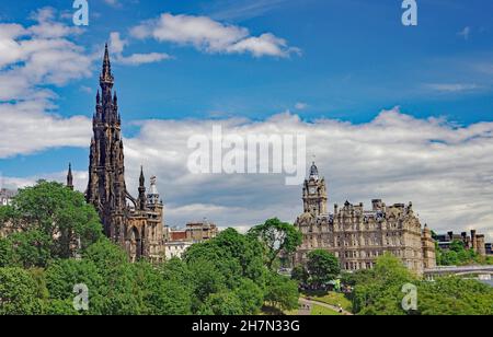 Sir Walter Scott Memorial and Balmoral Hotel, Edinburgh, Schottland, Großbritannien Stockfoto