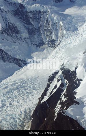 Schneebedeckte Berge und Gletscher, Wildnis, Luftaufnahme, Wrangell-St. Elias National Park, McCarthy, Alaska, USA Stockfoto