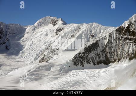 Schneebedeckte Berge und Gletscher, Wildnis, Luftaufnahme, Wrangell-St. Elias National Park, McCarthy, Alaska, USA Stockfoto