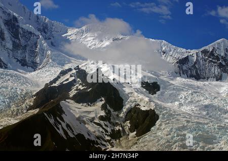 Schneebedeckte Berge und Gletscher, Wildnis, Luftaufnahme, Wrangell-St. Elias National Park, McCarthy, Alaska, USA Stockfoto
