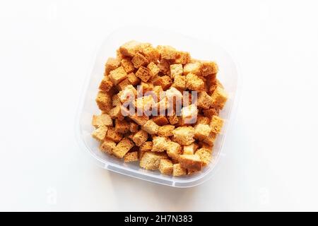Cracker von weißem Brot auf weißem Hintergrund Stockfoto