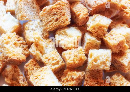 Cracker Croutons von weißem Brot aus nächster Nähe Stockfoto