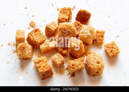 Hausgemachter Zwieback mit Croutons aus weißem knusprigem Brot und Close-up-Crackern Stockfoto