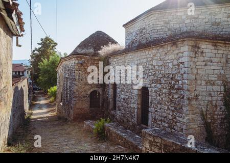 Mittelalterliche Kopfsteinpflasterallee in Ioannina, Ioannina, Griechenland Stockfoto