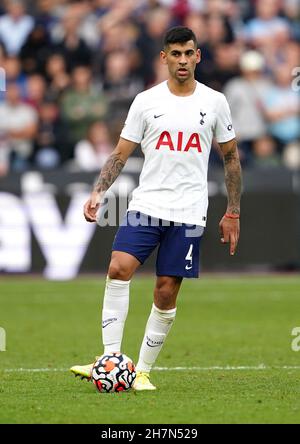 Aktenfoto vom 24-10-2021 von Cristian Romero von Tottenham Hotspur. Antonio Conte, Chef von Tottenham, hält Cristian Romeros Verletzung der Oberschenkelmuskulatur für „seriös“. Ausgabedatum: Mittwoch, 24. November 2021. Stockfoto