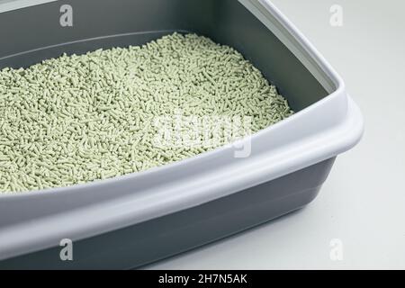 Katzenlitterbox mit natürlichem, biologisch abbaubarem Tofu-Wurf mit grünem Teepulver-Duft. Umweltfreundliches Produkt für Haustiere im Innenbereich. Speicherplatz kopieren. Stockfoto