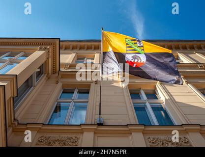 Flaggen auf dem Gebäude der Landesvertretung Sachsen-Anhalt in Berlin Stockfoto