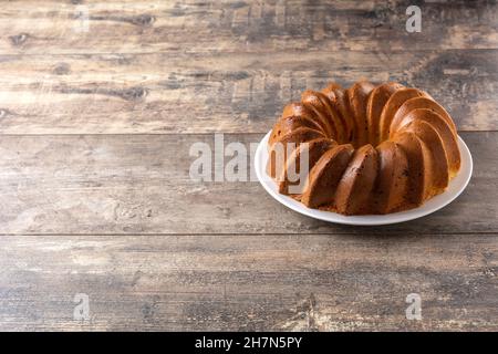 Traditionelles gebundenes Kuchenstück mit Rosinen auf Holztisch Stockfoto