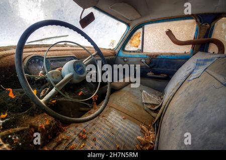 Vernachlässigte Kabine dieses alten amerikanischen Autos aus dem Jahr 50s Stockfoto