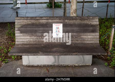 28.08.2020, Singapur, Republik Singapur, Asien - Sichere Distanzierungsmaßnahmen mit einem Hinweisschild auf einer öffentlichen Sitzbank während der Covid-19-Krise. Stockfoto