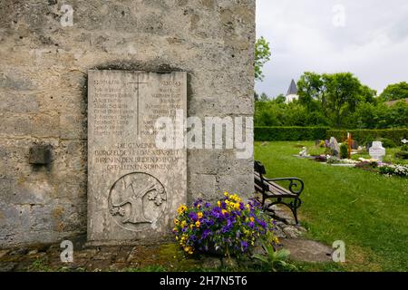 Gedenktafel für die gefallenen Söhne im Ersten und Zweiten Weltkrieg, Friedhof der St. Michael's Church, alte St. Michael's Church Stockfoto