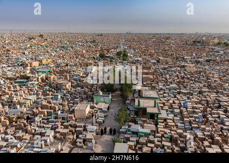 Blick über Wadi Al-Salam oder Valley of Peace Cemetery, Najaf, Irak Stockfoto