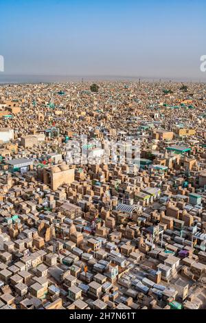 Blick über Wadi Al-Salam oder Valley of Peace Cemetery, Najaf, Irak Stockfoto