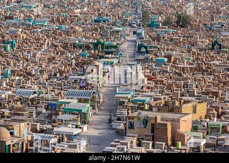 Blick über Wadi Al-Salam oder Valley of Peace Cemetery, Najaf, Irak Stockfoto