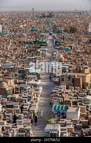Blick über Wadi Al-Salam oder Valley of Peace Cemetery, Najaf, Irak Stockfoto