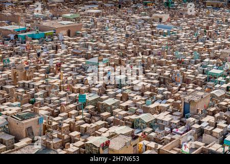 Blick über Wadi Al-Salam oder Valley of Peace Cemetery, Najaf, Irak Stockfoto