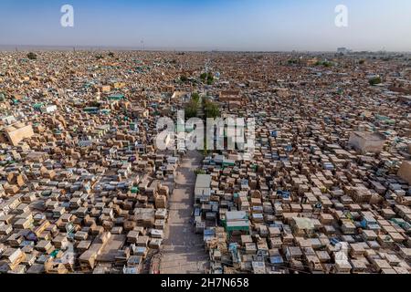 Blick über Wadi Al-Salam oder Valley of Peace Cemetery, Najaf, Irak Stockfoto