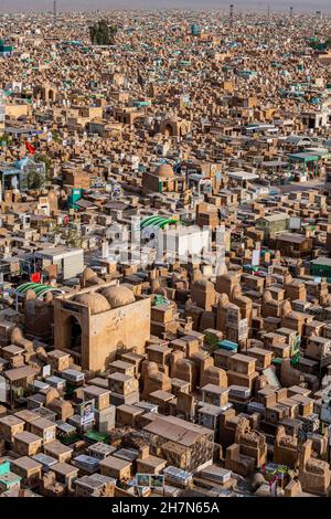 Blick über Wadi Al-Salam oder Valley of Peace Cemetery, Najaf, Irak Stockfoto