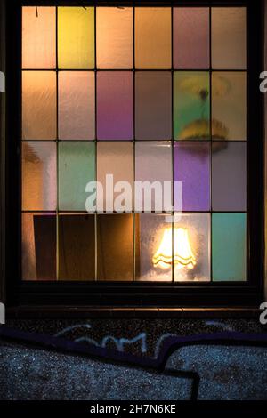 Lampe im Fenster Stockfoto