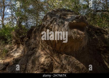 S'Horta, Spanien; 05 2021. oktober: Anonyme Skulptur namens Sa Lleona aus Ton und Stein, in einem mediterranen Pinienwald, in der mallorquinischen Stadt Stockfoto