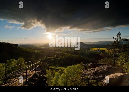 Abendstimmung nach Gewitter in der Sächsischen Schweiz, Blick von Papsstein mit Gorisch, Lilienstein und Festung Königstein über das Elbtal Stockfoto