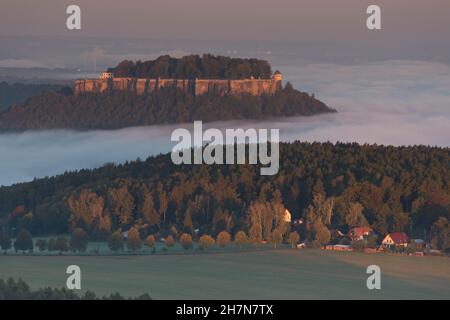 Festung Königstein über dem Morgennebel bei Sonnenaufgang in der Sächsischen Schweiz, Blick von Gorisch über das Elbtal, Elbsandsteingebirge Stockfoto