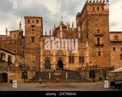 Plaza de Santa Maria de Guadalupe mit der Hauptfassade façade des Klosters in der Stadt Guadalupe, in der Autonomen Gemeinschaft Extremadura. Stockfoto