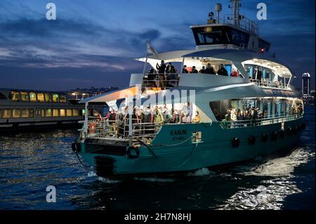 TÜRKEI, Istanbul, Fährenstation Üsküdar, Corona-Pandemie, Menschen mit Gesichtsmasken auf dem Fährschiff / TÜRKEI, Istanbul, Stadtteil Üsküdar Fähranleger, Corona Pandemie, Passanten mit Masken auf Fährboot Stockfoto