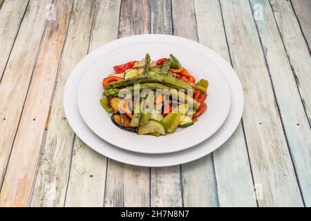 Köstliche und ernährungsphysiologische Grill von frischem Gemüse al dente auf weißem Teller gekocht Stockfoto