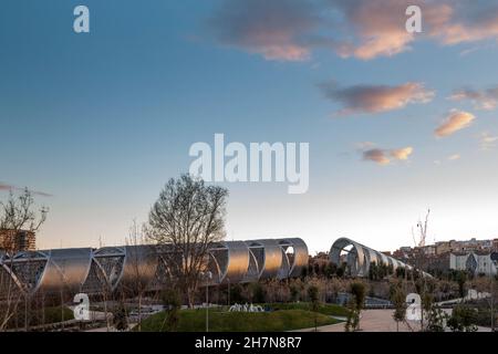 Moderne Fußgängerbrücke über den Fluss Manzanares in Madrid im Straßenpark 30th Stockfoto