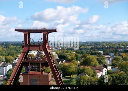 Blick von der Dachterrasse des Besucherzentrums Zeche Zollverein auf den verwinkelten Turm und Katernberg, Essen, Deutschland Stockfoto