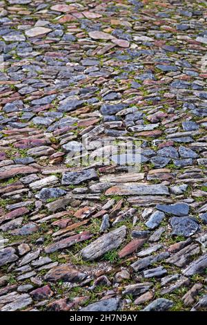 Typische Pflastersteine in der historischen Stadt Ouro Preto, Brasilien Stockfoto