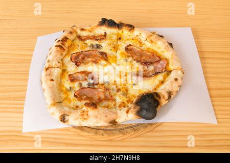 Guanciale Pizza mit Pilzen. Zutaten: Tomatensauce, Mozzarella, Guanciale, Pilze und Orangano. Stockfoto