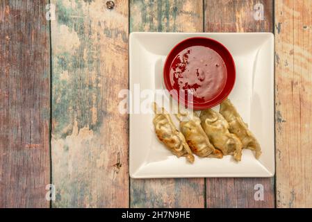 Köstliche Hähnchen gefüllte Gyozas mit Reismehl Waffeln und süß-saure Sauce zum Eintauchen gemacht Stockfoto