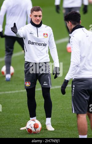 Leverkusen, Deutschland. 24th. November 2021. Fußball: Europa League, vor dem Gruppenspiel Bayer Leverkusen - Celtic Glasgow, Abschlusstraining Bayer Leverkusen. Florian Wirtz Gesten während des Trainings. Quelle: Marius Becker/dpa/Alamy Live News Stockfoto