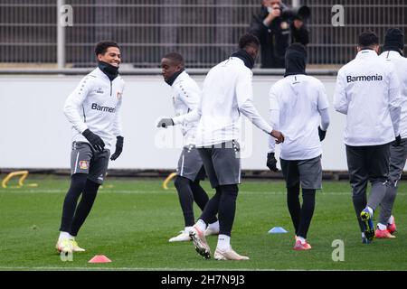 Leverkusen, Deutschland. 24th. November 2021. Fußball: Europa League, vor dem Gruppenspiel Bayer Leverkusen - Celtic Glasgow, Abschlusstraining Bayer Leverkusen. Amine Adli (l) trainiert mit dem Team. Quelle: Marius Becker/dpa/Alamy Live News Stockfoto