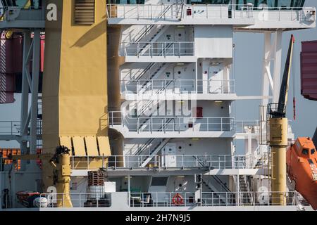 Schlauch außerhalb des modernen Industrieschiffs Stockfoto